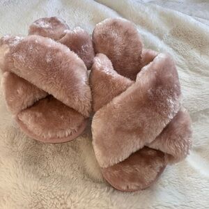 Luxurious Plush Cross-Band Slippers for Women - Pink Faux Fur Size 8-9